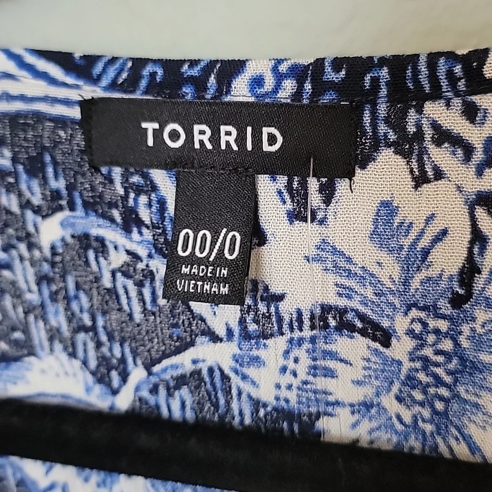 Torrid Summer Navy Floral Crinkled Gauze Hi- Lo Jaftan NWT 00/0 Short Sleeve